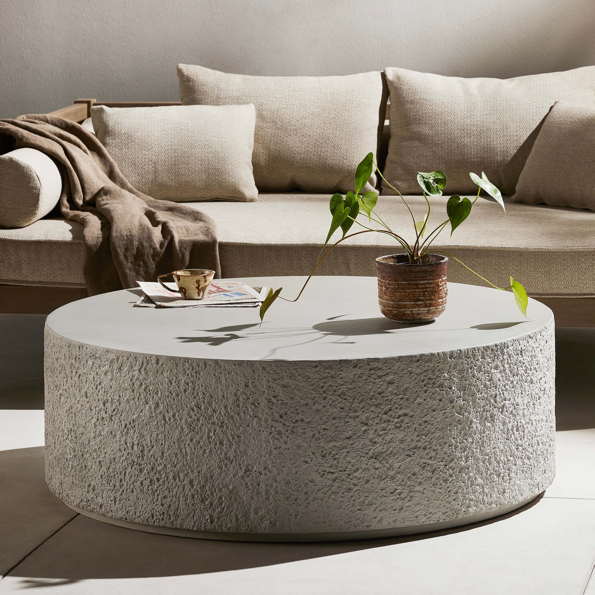 Round outdoor coffee table white deals